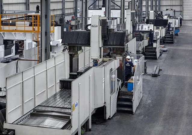 Fason Talaşlı İmalat Sürecinde Bir Hol | Talaşlı İmalat makineler ve talaşlı üretim yapan insanların yer aldığı hol